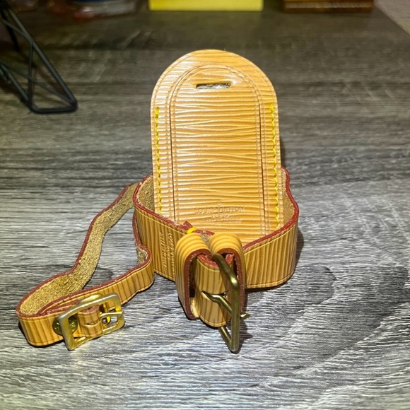 Louis Vuitton Tan and Brown EPI luggage tag and poignant. - Picture 1 of 3